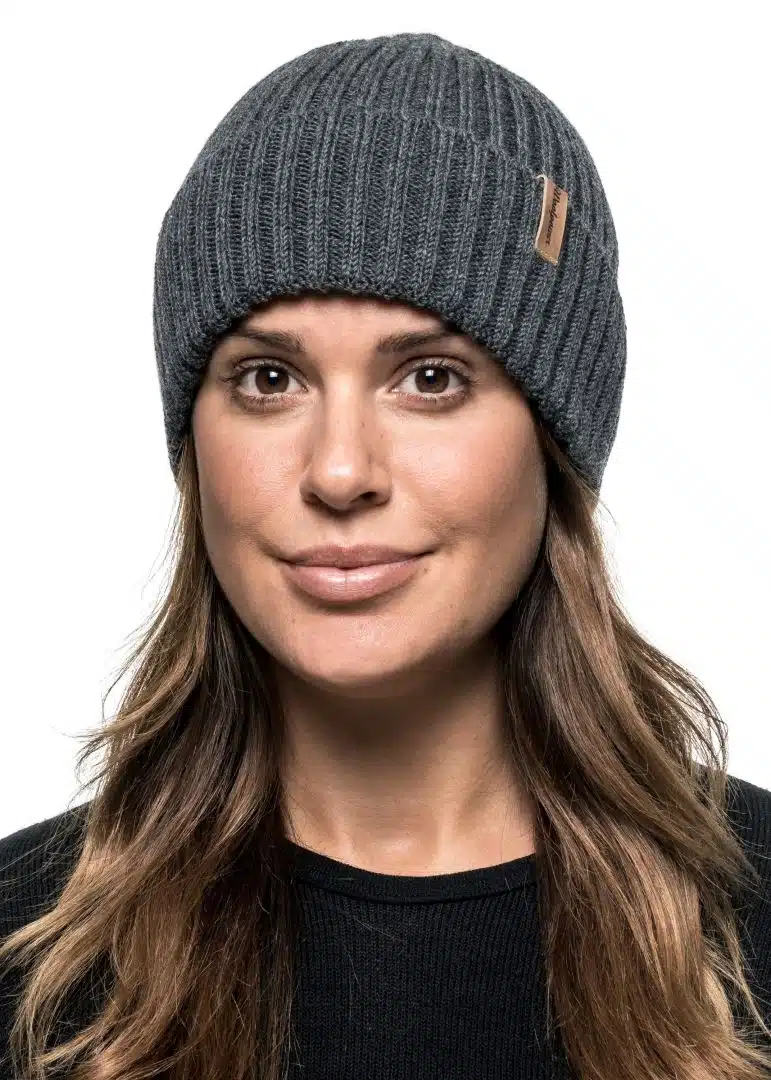 Beanie-rib-grau-getragen-front-9866