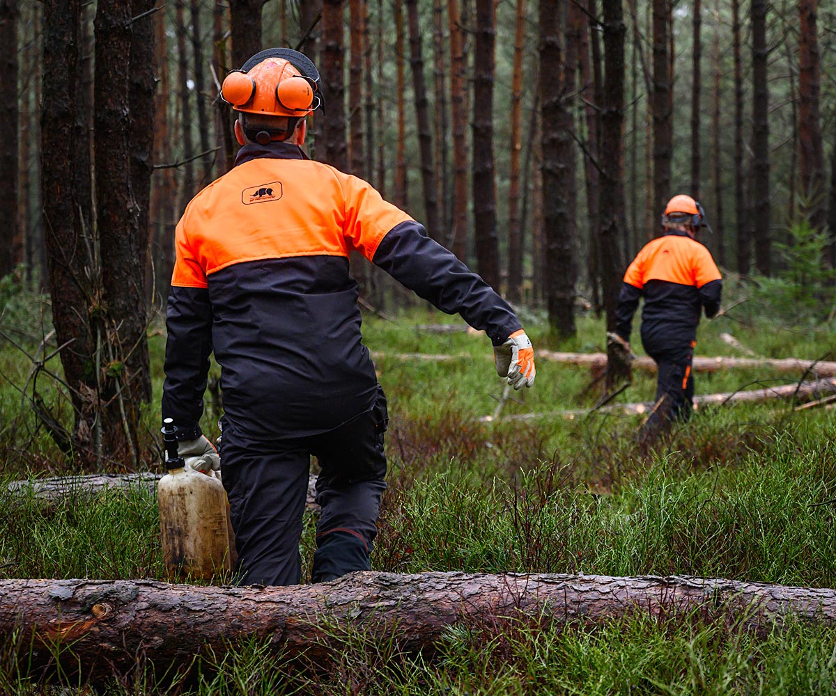 TIPPS – Die Auswahl der richtigen Forstbekleidung – 5 Tipps wie du sicher im Wald unterwegs bist TIPPS – Die Auswahl der richtigen Forstbekleidung – 5 Tipps wie du sicher im Wald unterwegs bist